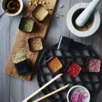 BASIS KRUIDEN en SPECERIJEN: Chipotle Chili - Citroentijm - Dragon - Jalapeno Chili - Jeneverbes - Kurkuma - Look - Nootmuskaat & Foelie - Smoked Hot Paprika - Steranijs - Sumak - Tijm - Venkelzaad